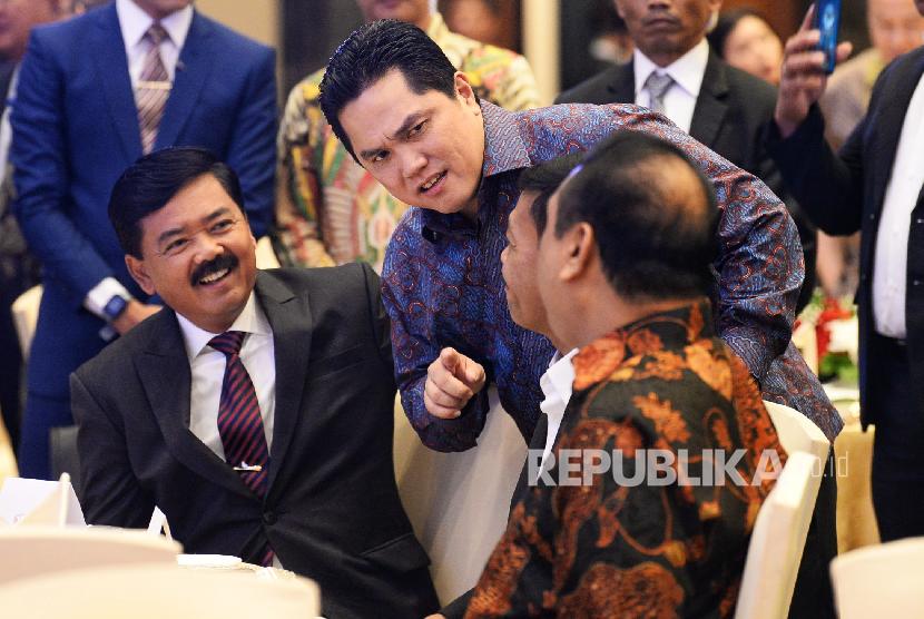 Meteri BUMN Erick Thohir berbincang dengan Panglima TNI Marsekal TNI Hadi Tjahjanto saat hadir pada acara pemancangan perdana Menara Syariah di Jakarta, Ahad (8/12).