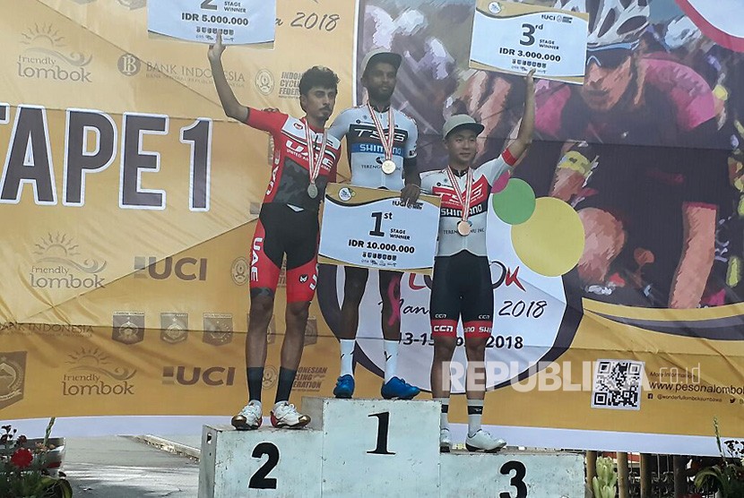 Metkel Eyob (tengah) dari Trengganu Cycling Club menempati peringkat teratas dalam Tour de Lombok Mandalika 2018 etape pertama, rute Mandalika-Mataram sejauh 84,4 Km pada Jumat (13/4).