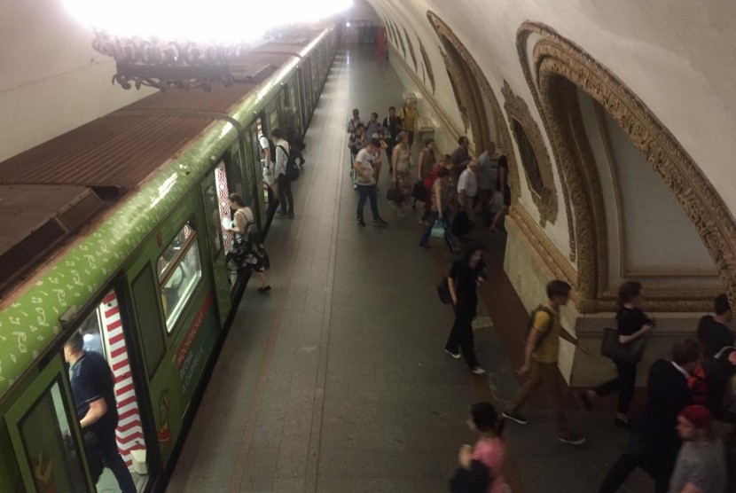 Metro atau kereta bawah tanah di Rusia, Moskow. Warga negara China di Rusia mengalami tindakan diskriminatif dalam upaya pencegahan penyebaran virus corona tipe baru, Covid-19.