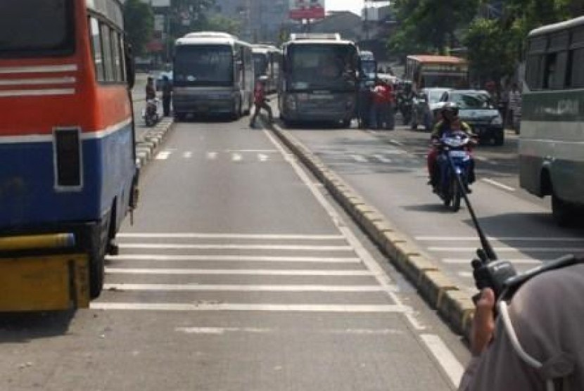 Metro mini hantam jalur pembatas busway.