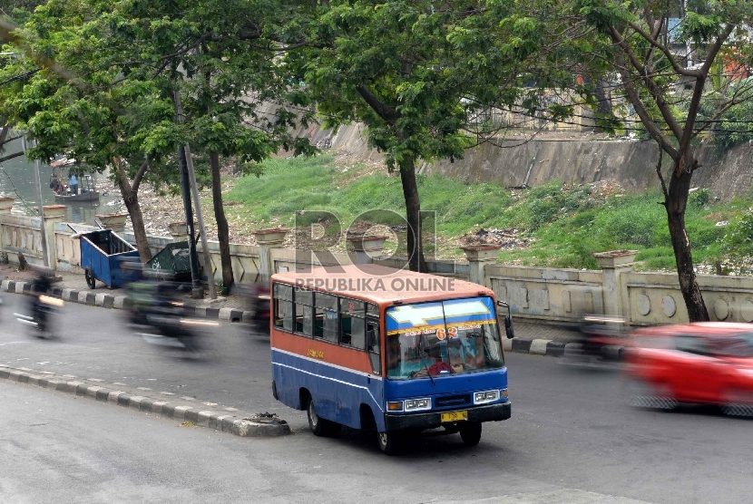   Metromini bergabung dengan Transjakarta: Metromini terparkir di Terminal Manggarai, Jakarta, Selasa (30/6).