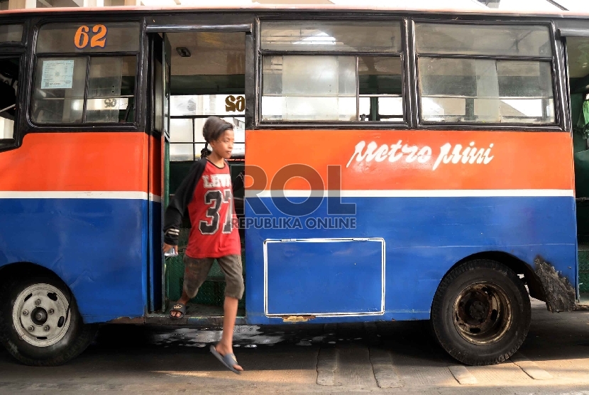  Metromini bergabung dengan Transjakarta: Metromini terparkir di Terminal Manggarai, Jakarta, Selasa (30/6).