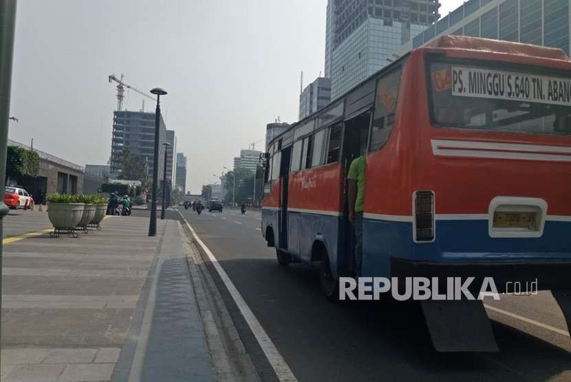 Metromini dan Kopaja yang melintas di jalan Sudirman-Thamrin, Rabu (15/8). Padahal kedua bus ini sudah mulai dilarang melewati jalan tersebut, selama Asian Games 2018 berlangsung di Jakarta. 