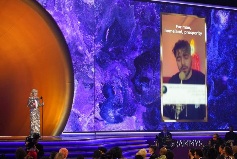 Mewakili musisi Iran Shervin Hajipour, Ibu Negara AS Jill Biden menerima penghargaan Lagu Terbaik untuk Perubahan Sosial di Grammy Awards di Los Angeles, AS, Ahad (5/2/2023). Hajipour mendapatkan penghargaan khusus tersebut berkat lagu Baraye.