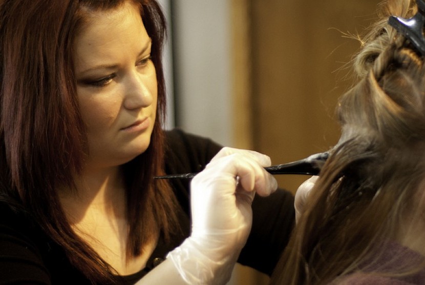 Mewarnai rambut. Seorang perempuan asal Australia, Julie Yacoub, mengalami reaksi alergi hebat setelah melewatkan uji oles sebelum menggunakan pewarna rambut.