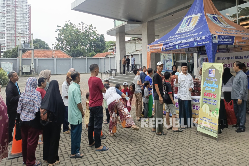 Mewujudkan kepedulian sosial, UNM kampus Margonda, Depok membagikan 200 nasi boks setiap hari selama Ramadhan. 