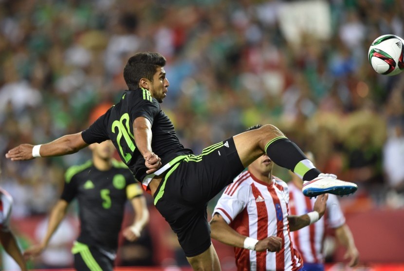  Mexico forward Eduardo Herrera (20) scores a goal against Paraguay during the first half at Arrowhead Stadium