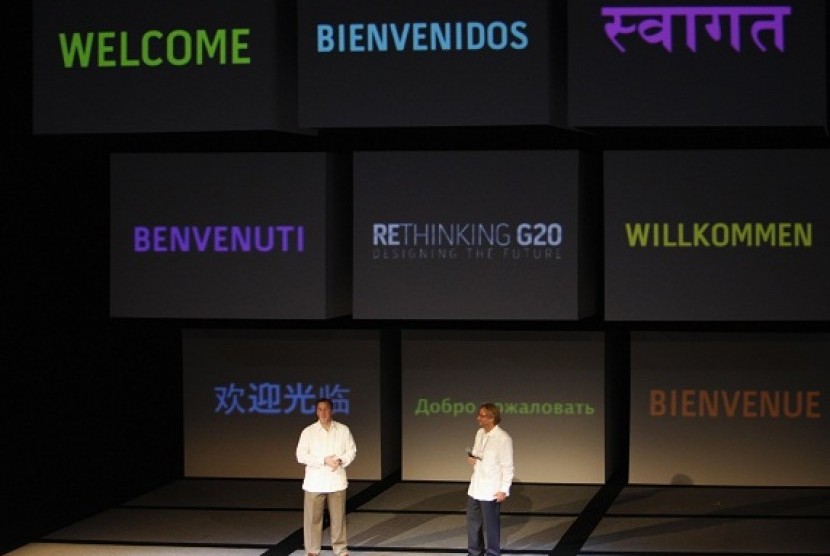 Mexico's Finance Minister Jose Antonio Meade (left) and Poder Civico founder Andres Roemer share the stage during the opening of 