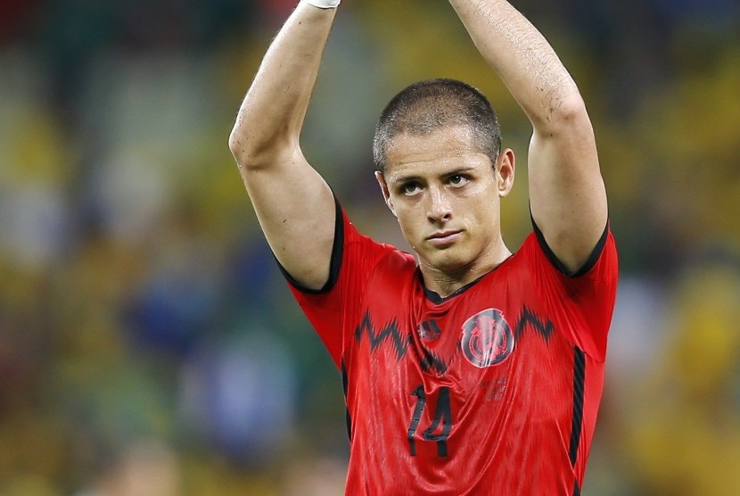 Mexico's Javier Hernandez applauds after their 0-0 tie with Brazil during the group A World Cup soccer match between Brazil and Mexico at the Arena Castelao in Fortaleza, Brazil, Tuesday, June 17, 2014