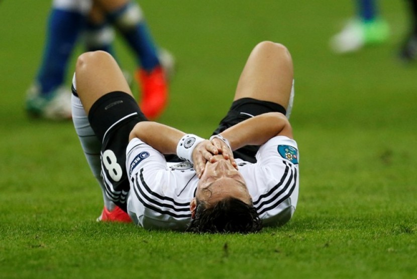 Mezut Ozil kecewa setelah Jerman dikalahkan Italia dalam semifinal Piala Eropa 2012, Jumat (29/6) dini hari