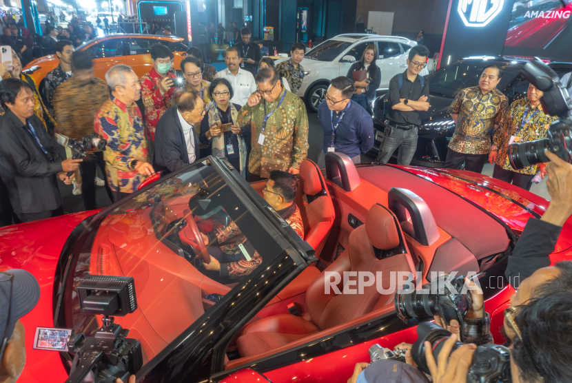  MG Cyberster memiliki desain sporty dan atap convertible yang dapat dibuka dalam hitungan detik.