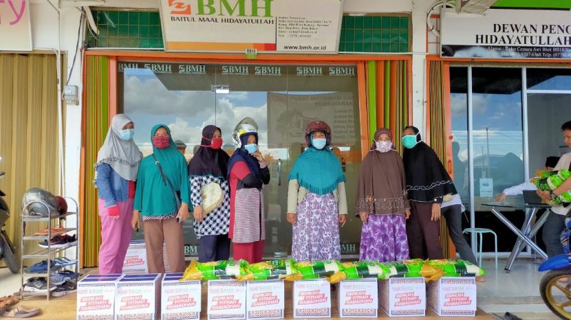 MH menyalurkan paket berkah fitrah kepada 300 keluarga dhuafa di Batam, Kepulauan Riau (Kepri).