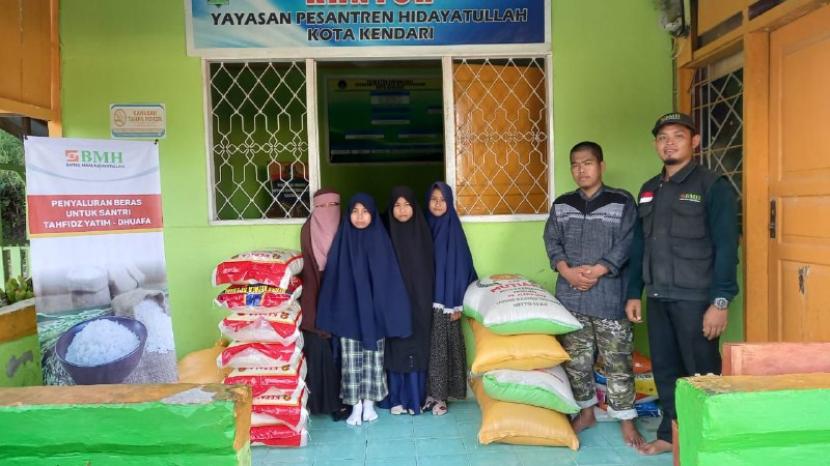 MH tiap bulan menyalurkan bantuan beras ke empat pesantren tahfidz di tiga kabupaten dan kota di Sulawesi Tenggara.