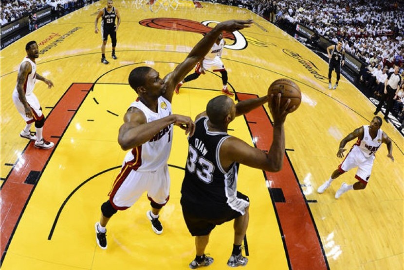 Miami Heat (putih) menghadapi San Antonio Spurs di laga final NBA 2013. 