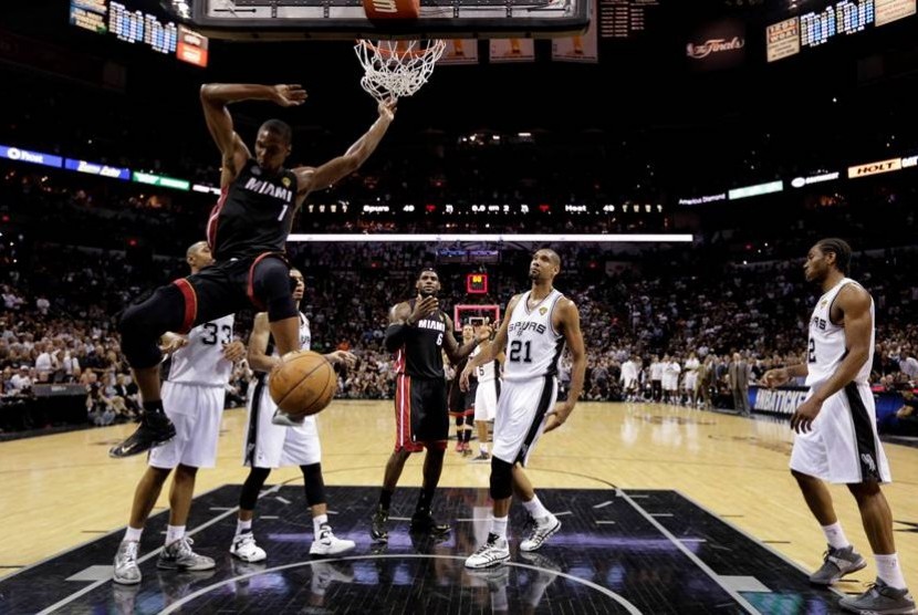 Miami Heat's Chris Bosh (1) dunks against the San Antonio Spurs during the first half at Game 4 of the NBA Finals basketball series, Thursday, June 13, 2013, in San Antonio.