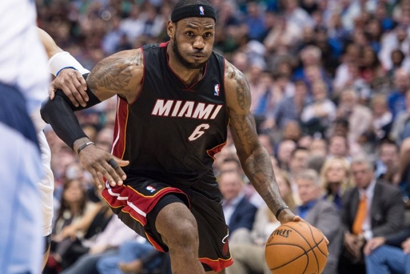 Miami Heat small forward LeBron James (6) drives to the basket during the second half against the Dallas Mavericks at the American Airlines Center. James leads his team with 42 points. The Heat defeated the Mavericks 117-106.