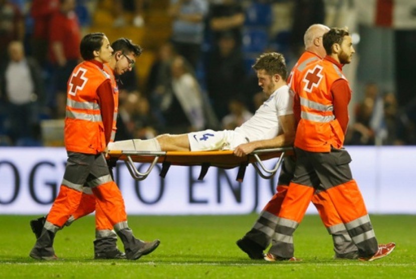 Michael Carrick ditandu keluar lapangan saat laga melawan Spanyol.