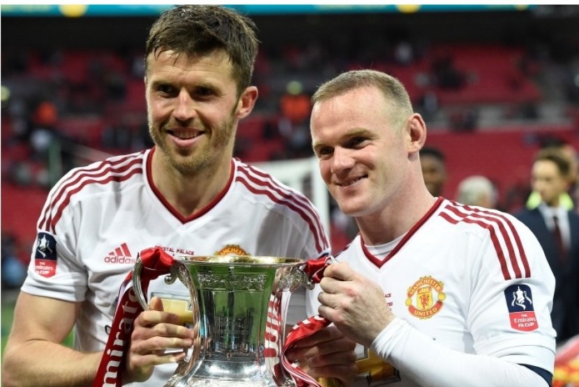 Michael Carrick (kiri) bersama Wayne Rooney