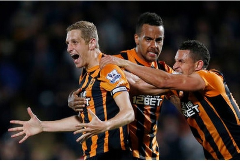 MIchael Dawson (kiri) merayakan golnya ke gawang Liverpool