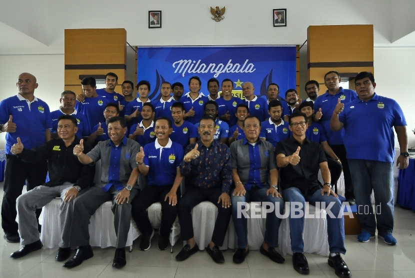 Michael Essien berfoto bersama dengan para pengurus dan pemain Persib Bandung di Graha Persib, Jalan Sulanjana, Kota Bandung, Selasa (14/3). 