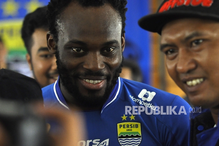  Michael Essien berfoto bersama para bobotoh di Graha Persib, Jalan Sulanjana, Kota Bandung, Selasa (14/3).