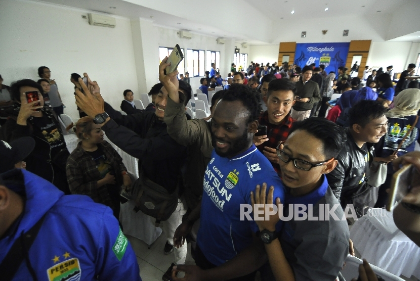 Michael Essien berjalan seusai saat ikut merayakan ulang tahun Persib Bandung ke-84 di Graha Persib, Jalan Sulanjana, Kota Bandung, Selasa (14/3). 