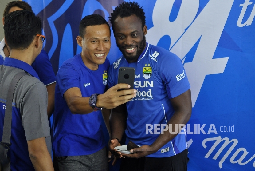 Jajang Sukmara (kiri) berfoto bersama Michael Essien.