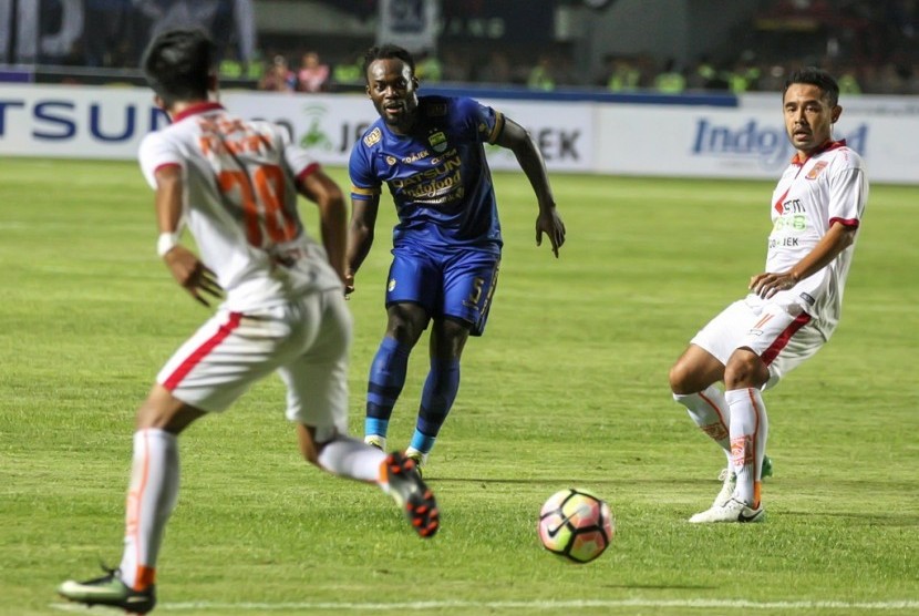 Michael Essien (tengah) saat memperkuat Persib Bandung.