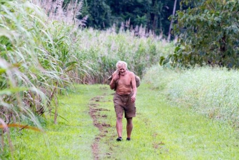 Michael Fomenko berjalan di antara ladang tebu dalam sebuah foto yang diambil pada tahun 1990-an.