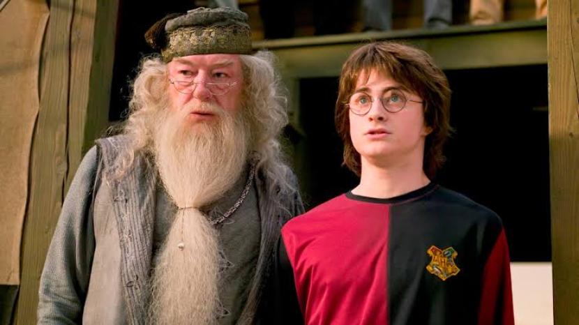 Michael Gambon saat berperan sebagai Profesor Albus Dumbledore (kiri) di film Harry Potter. Gambon meninggal dunia pada usia 82 tahun.
