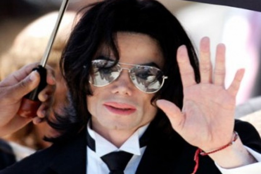 Mendiang King of Pop Michael Jackson terkenal dengan sarung tangan putihnya. 