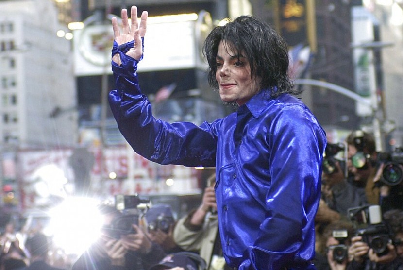 Mendiang Michael Jackson dalam foto yang diambil pada 2001. Pentas musikal Broadway MJ akan digelar selama dua tahun mulai 2023.