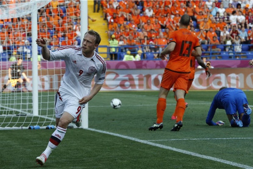 Michael Krohn-Dehli (kiri), pemain timnas Denmark, berlari melakukan selebrasi usai menjebol gawang Belanda di laga Grup B Piala Eropa 2012 di Kharkiv, Ukraina, Sabtu (9/6). 