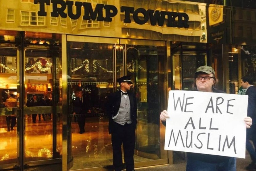 Michael Moore berunjuk rasa di depan Trump Tower