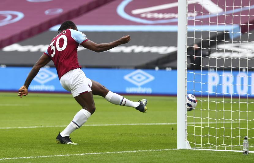 Michail Antonio dari West Ham mencetak gol pembuka timnya selama pertandingan sepak bola Liga Premier Inggris antara West Ham United dan Tottenham di Stadion London di London, Sabtu, 21 Februari 2021. 
