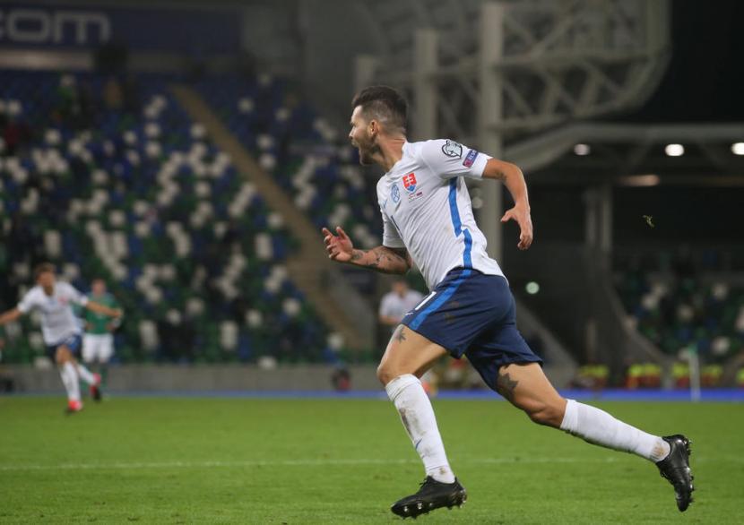 Michal Duris mengemas gol penentu kemenangan pada perpanjangan waktu untuk membawa Slovakia menang 2-1 atas Irlandia Utara.