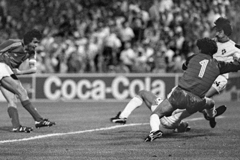 Michel Platini, gelandang andalan timnas Prancis, melesakkan gol pada menit 119 yang membawa tuan rumah melaju ke babak semifinal Piala Eropa 1984 dengan mengalahkan Portugal 3-2. 