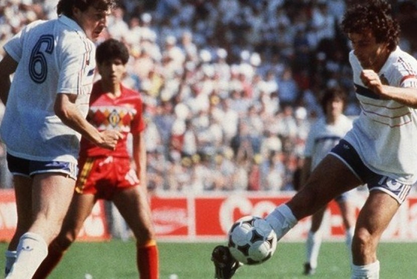Michel Platini, gelandang timnas Prancis, mencetak gol saat menaklukan Denmark di Piala Eropa 1984. Platini kemudian menorehkan hattrick dalam laga lawan Belgia dan Yugoslavia. 