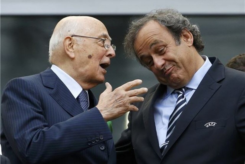 Michel Platini (kanan), presiden UEFA, bersama Presiden Italia, Giorgio Napolitano, saat menyaksikan laga Spanyol lawan Italia di laga pembuka Grup C Piala Eropa 2012.