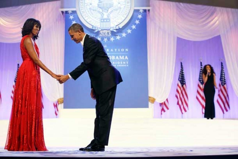   Michelle Obama bersama Presiden Barack Obama saat malam inagurasi di Washington Convention Center,Washington,Senin (21/1). 