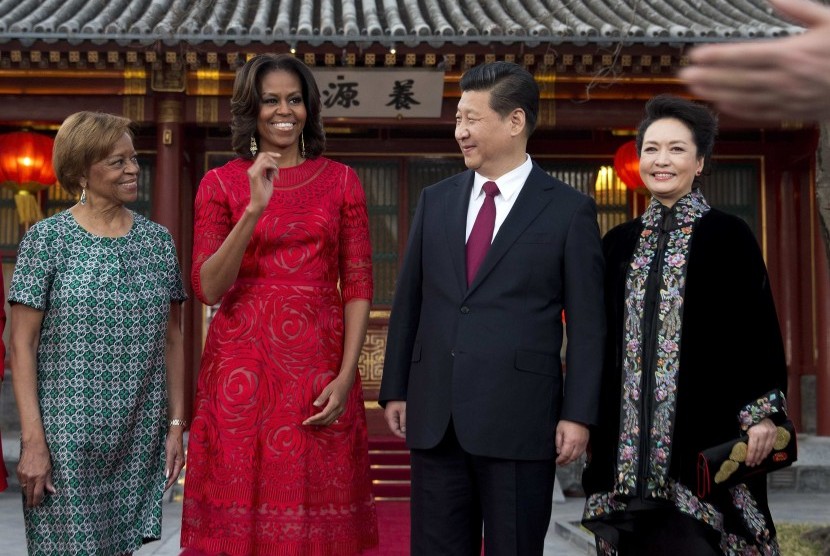 Michelle Obama ditemani ibunya berpose bersama Presiden Cina Xi Jinping dan istrinya Peng Liyuan.