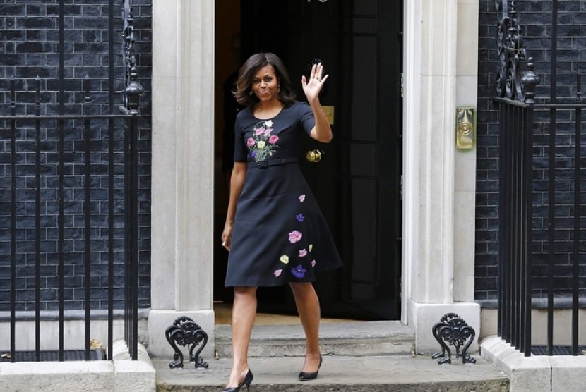 Michelle Obama melambaikan tangan usai meninggalkan kediaman PM Inggris di 10 Downing Street, London, Inggris.