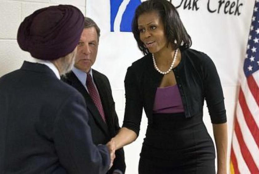Michelle Obama saat bertemu dengan salah satu anggota komunitas Sikh di Wisconsin