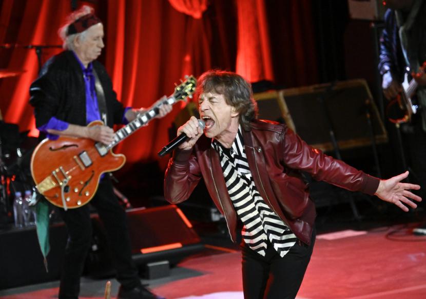 Mick Jagger, kanan, dan Keith Richards dari Rolling Stones tampil selama perayaan untuk merilis album baru mereka 