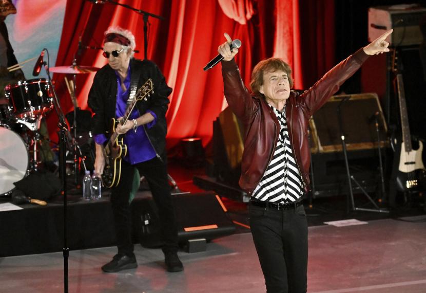 Mick Jagger, kanan, dan Keith Richards dari The Rolling Stones tampil selama perayaan perilisan album baru mereka 