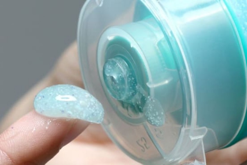 Microbead dalam kosmetik. Microbead adalah serpihan plastik yang berdampak buruk pada lingkungan.