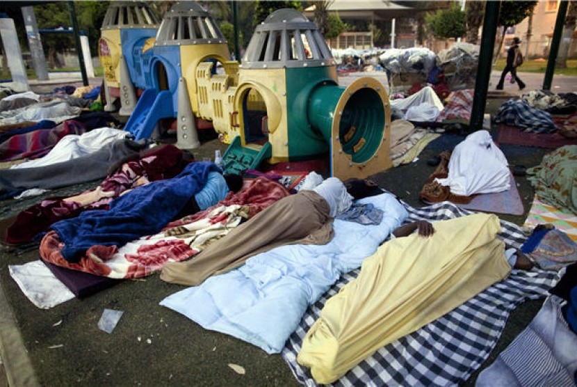 Migran Afrika tidur di sebuah taman kanak-kanak di Levinsky Park, Tel Aviv, Israel. 