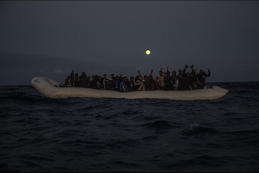 Migran dan pengungsi dari beberapa negara Afrika berbeda terapung  di laut Mediterania menunggu dievakuasi, Jumat (10/1).