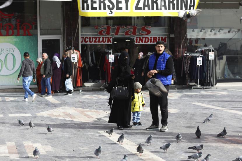 Migran Suriah Omar Al-Mohammad, istri dan putranya Faruk di distrik Ulus, bagian lama ibu kota Turki, Ankara, Turki, Minggu, 23 Oktober 2022. Ratusan pria dan anak laki-laki Suriah ditahan, dipukuli, dan dikembalikan secara paksa ke negara mereka. oleh pihak berwenang Turki selama periode enam bulan, sebuah kelompok hak asasi manusia terkemuka mengatakan Senin, 24 Oktober. Pemerintah Turki di masa lalu telah menolak tuduhan memulangkan pengungsi secara paksa ke Suriah.