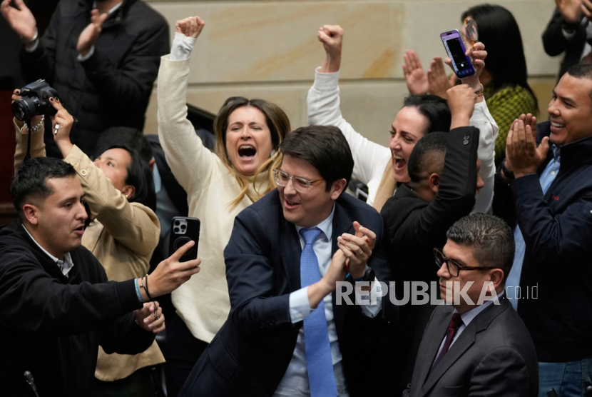 Miguel Uribe Turbay, tengah dengan dasi biru, seorang senator Kolombia dan kandidat presiden dari partai sayap kanan Centro Democrático, merayakan setelah memberikan suara menentang referendum reformasi tenaga kerja yang diusulkan oleh pemerintah, di Bogota, Kolombia, 14 Mei 2025.